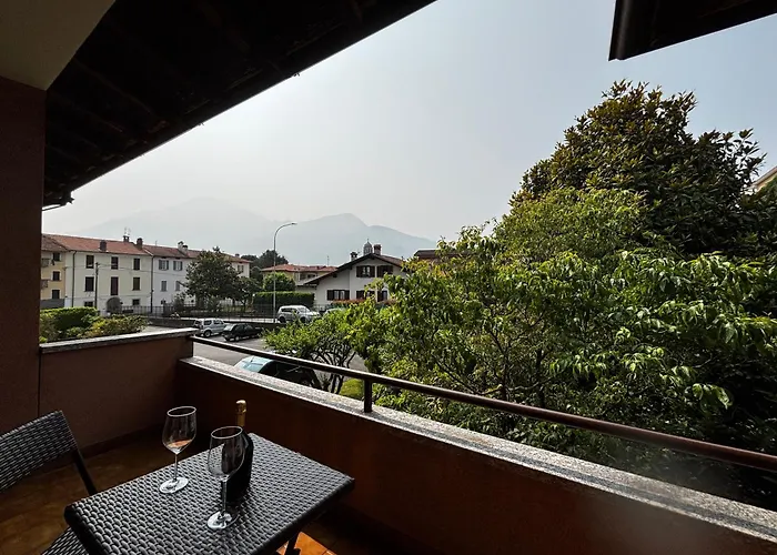 Camellia - Larihome A98 Apartamento Gravedona