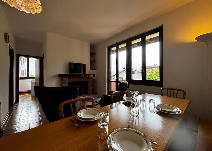 Camellia - Larihome A98 Apartamento Gravedona